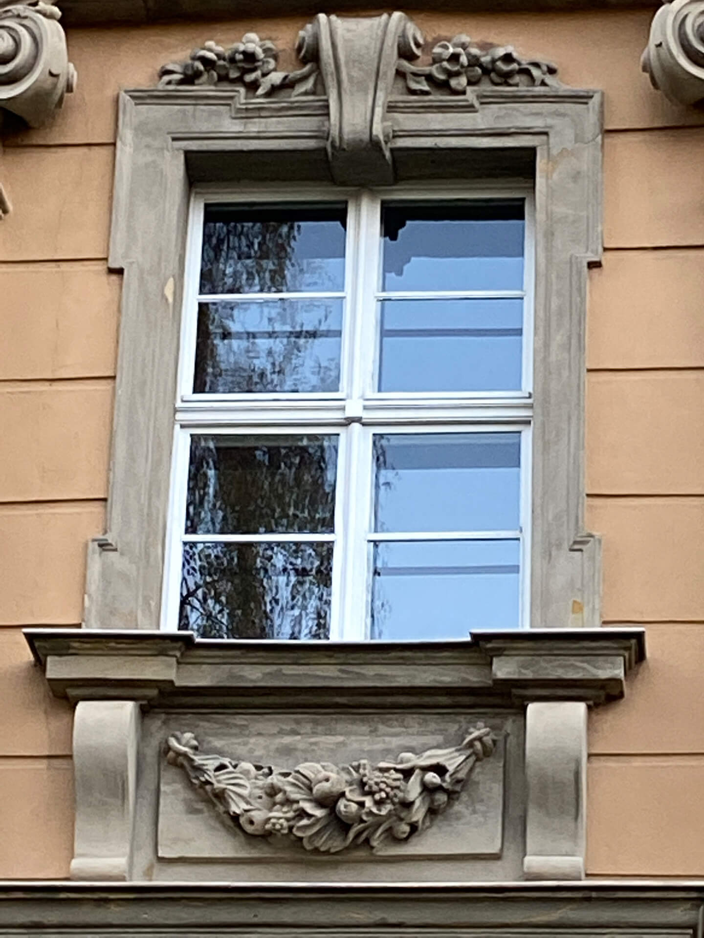 Fensterschürze am Palais Schlossberglein 3