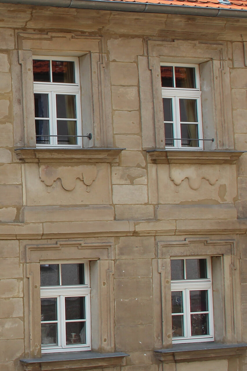 Diese frühen Fensterschürzen von 1776 entsprechen den Bayreuther Vorbildern (Weidenberg, Obere Marktstraße).